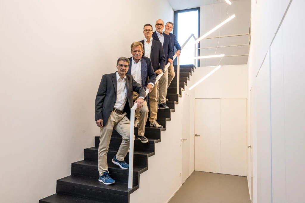 2023 06 13 5 Manner Treppe Sakko Hs Auswahl