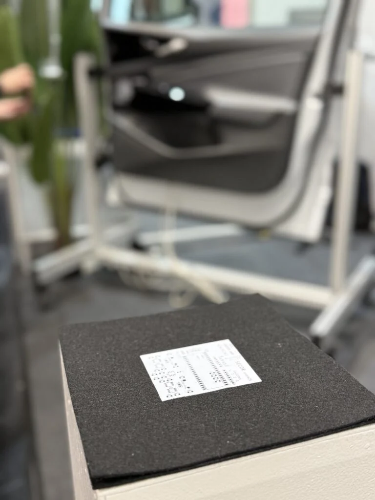 2025 04 02 003 Ew25 SECOR SDV Board Säule Groß Innentüre Im Hintergrund