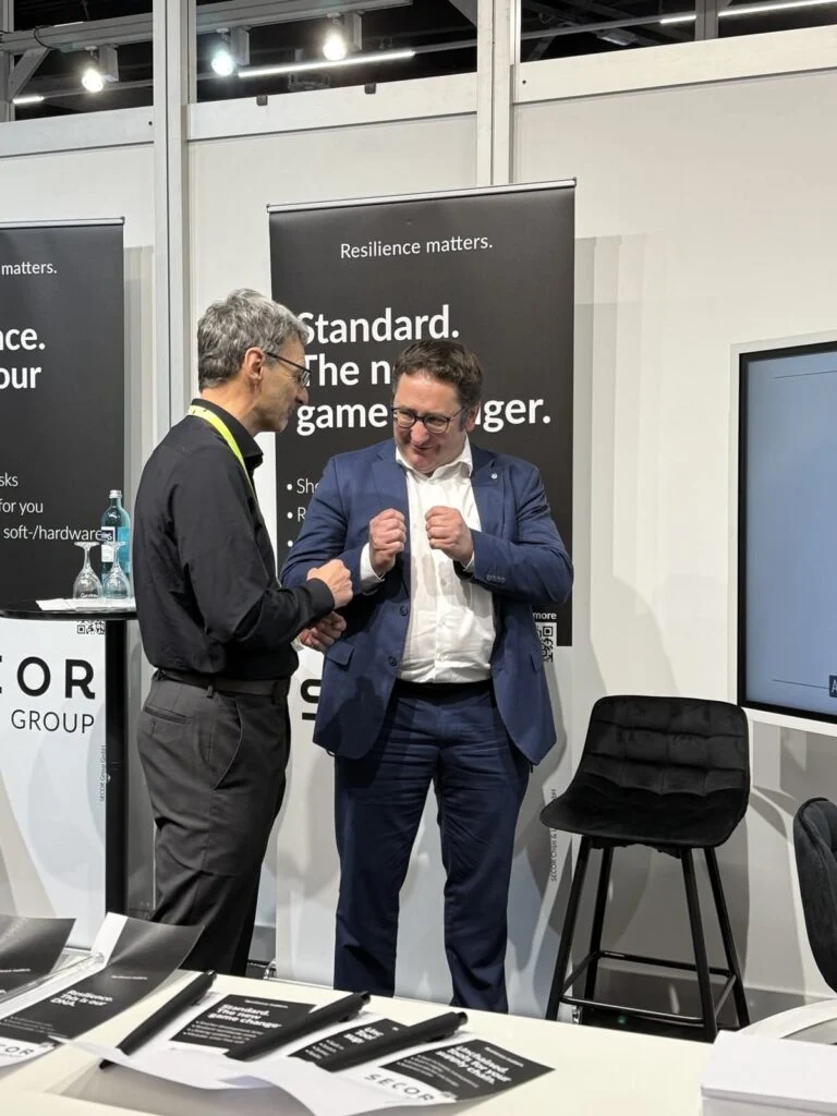 2025 04 02 007 Ew25 SECOR Stand Staatssekretär Drückt Daumen